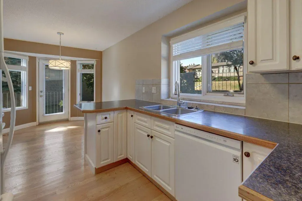 204 Silver Creek Mews NW
