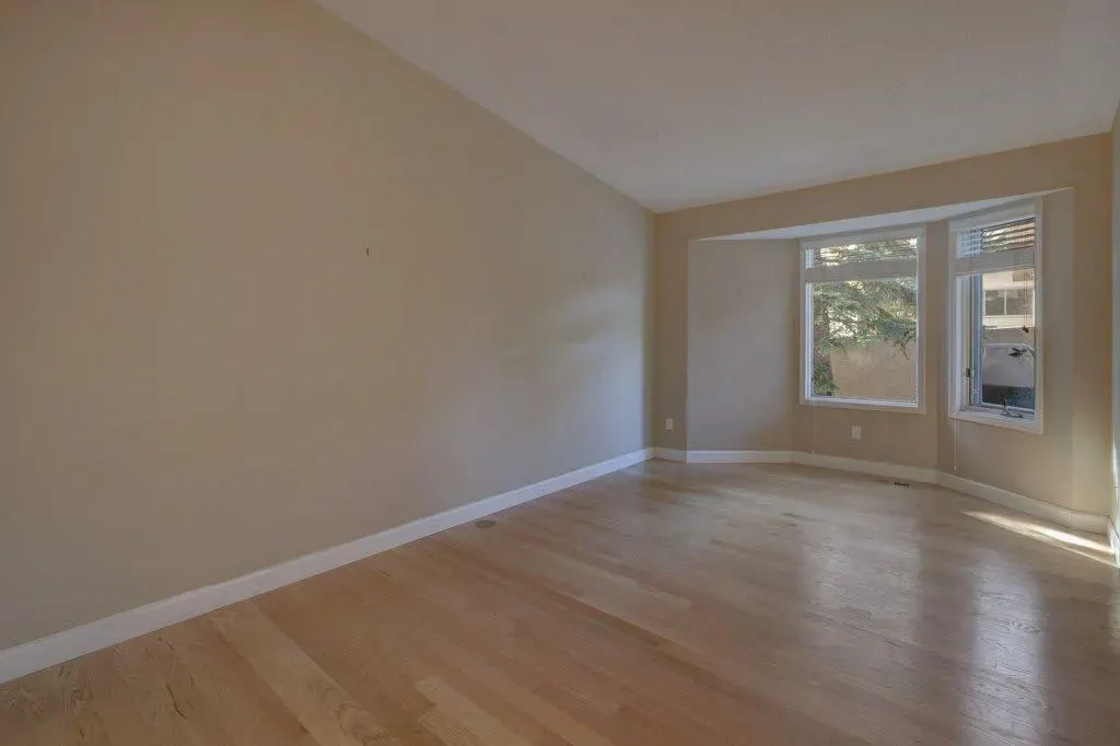 204 Silver Creek Mews NW
