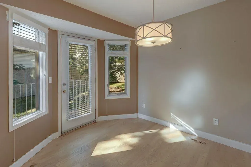 204 Silver Creek Mews NW