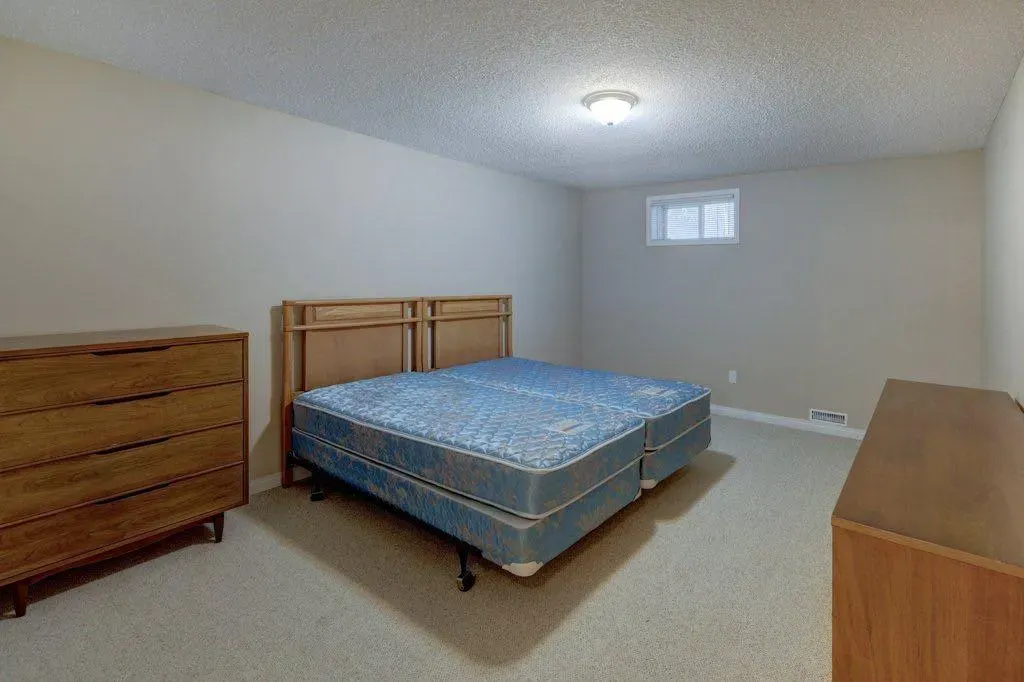 204 Silver Creek Mews NW