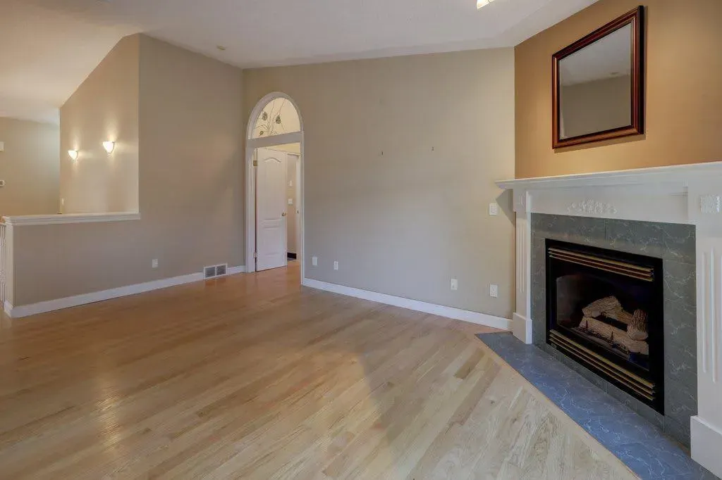 204 Silver Creek Mews NW