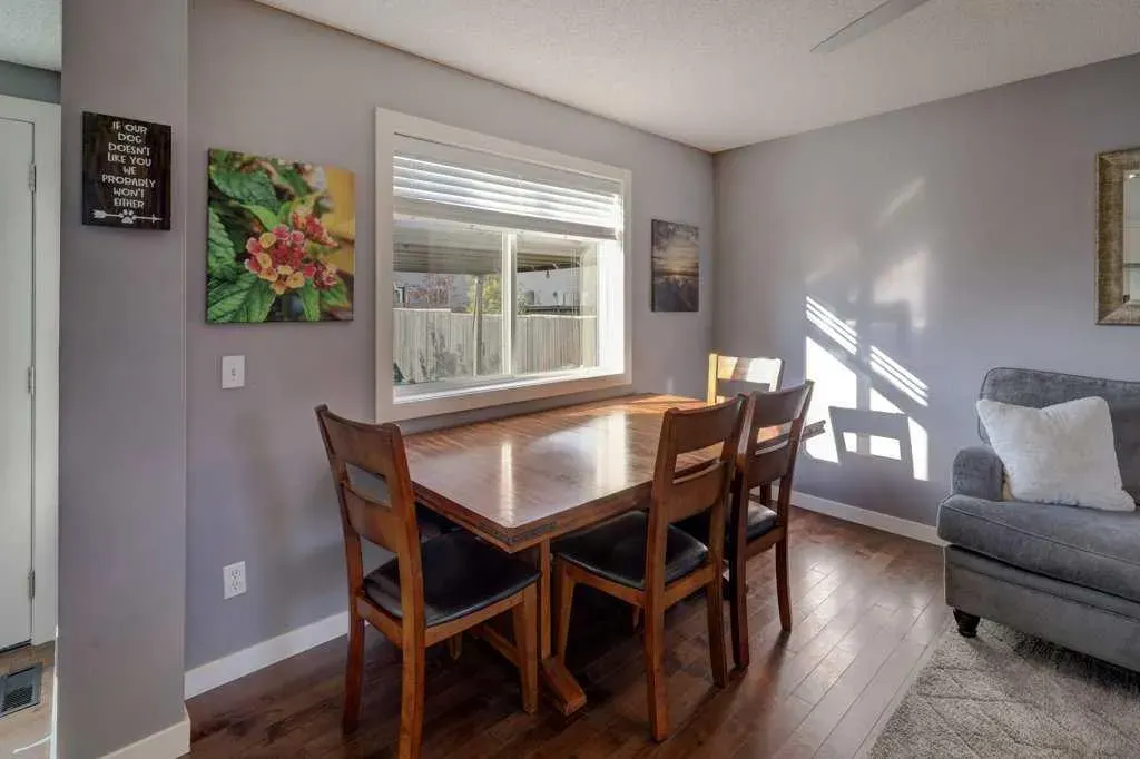 43 Canoe Square SW