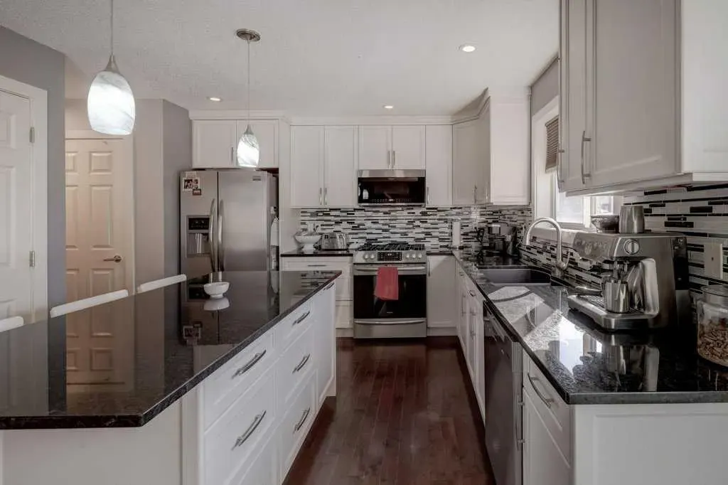 43 Canoe Square SW