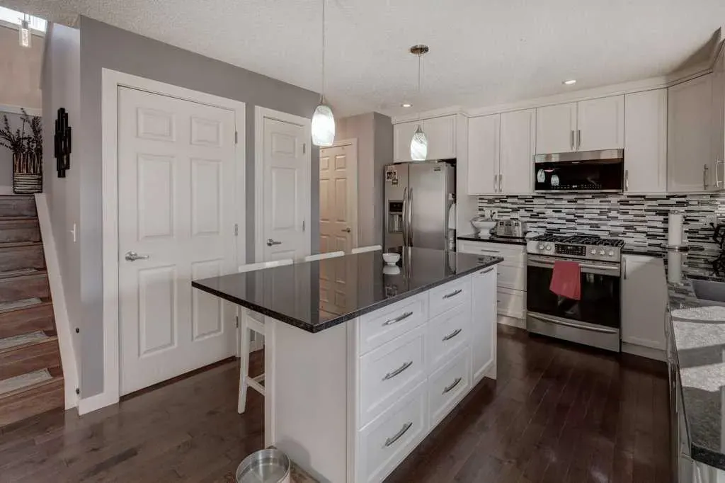 43 Canoe Square SW