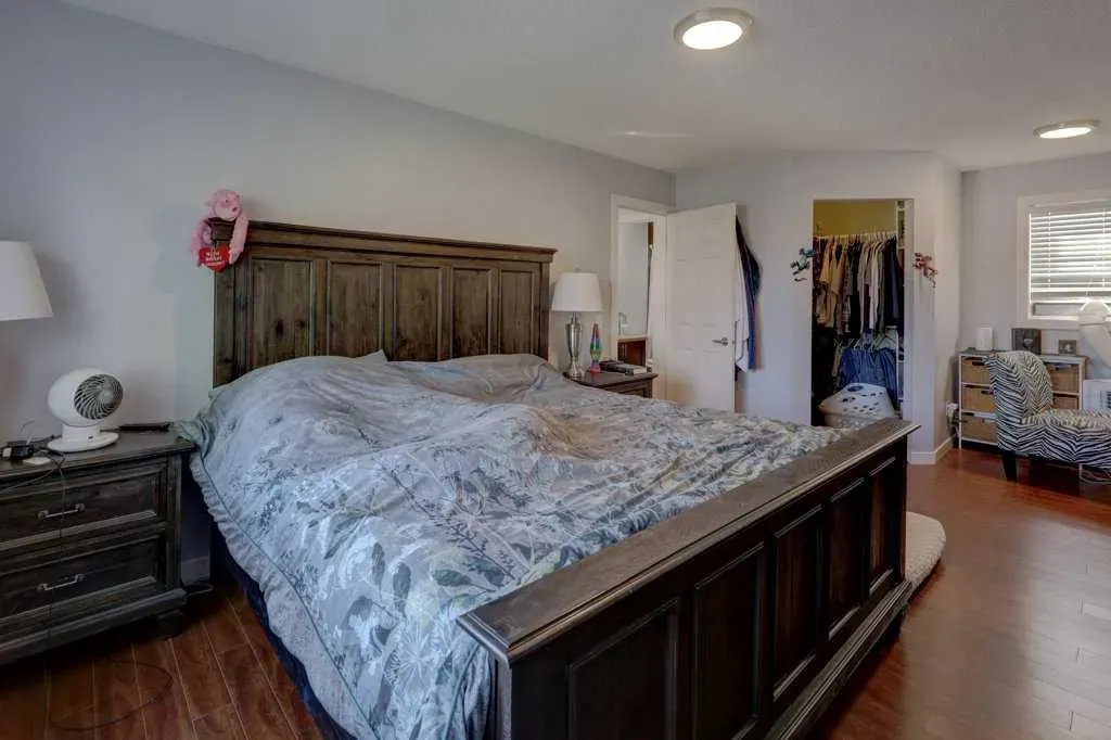 43 Canoe Square SW