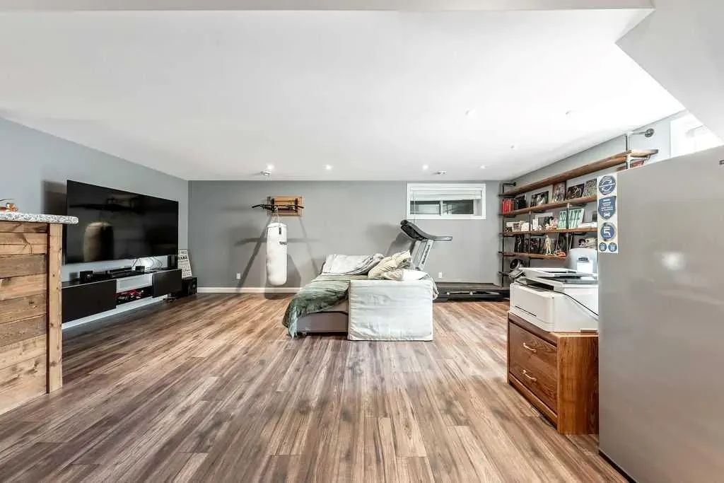6 Redstone Mews NE