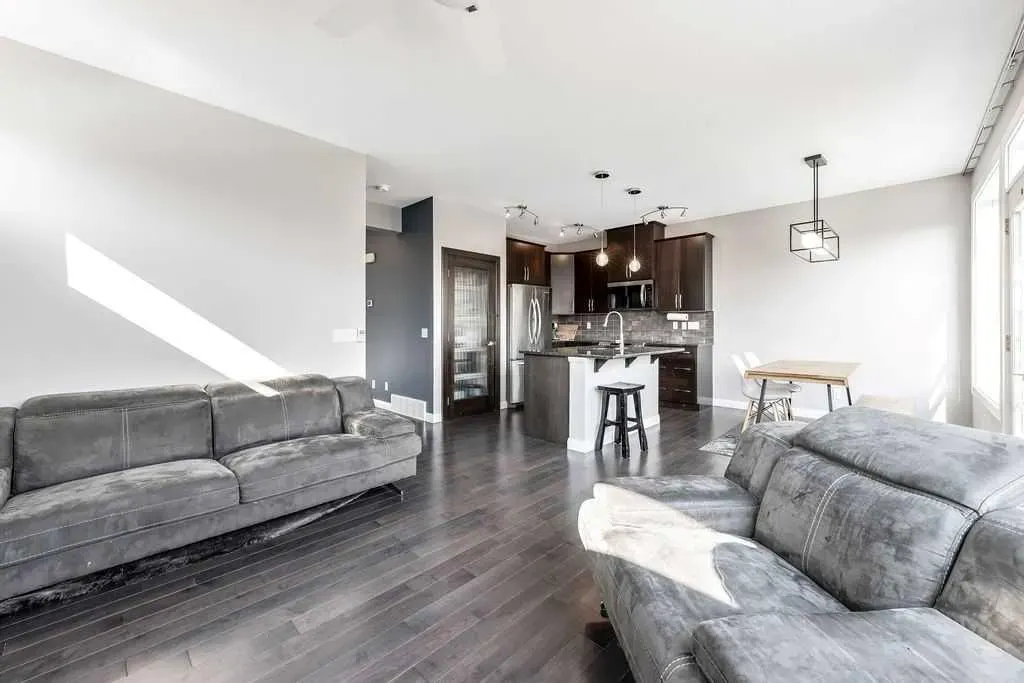 6 Redstone Mews NE