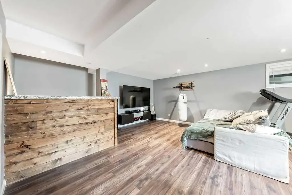 6 Redstone Mews NE