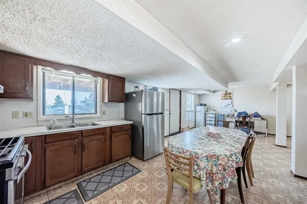 16 Edgeland Bay NW