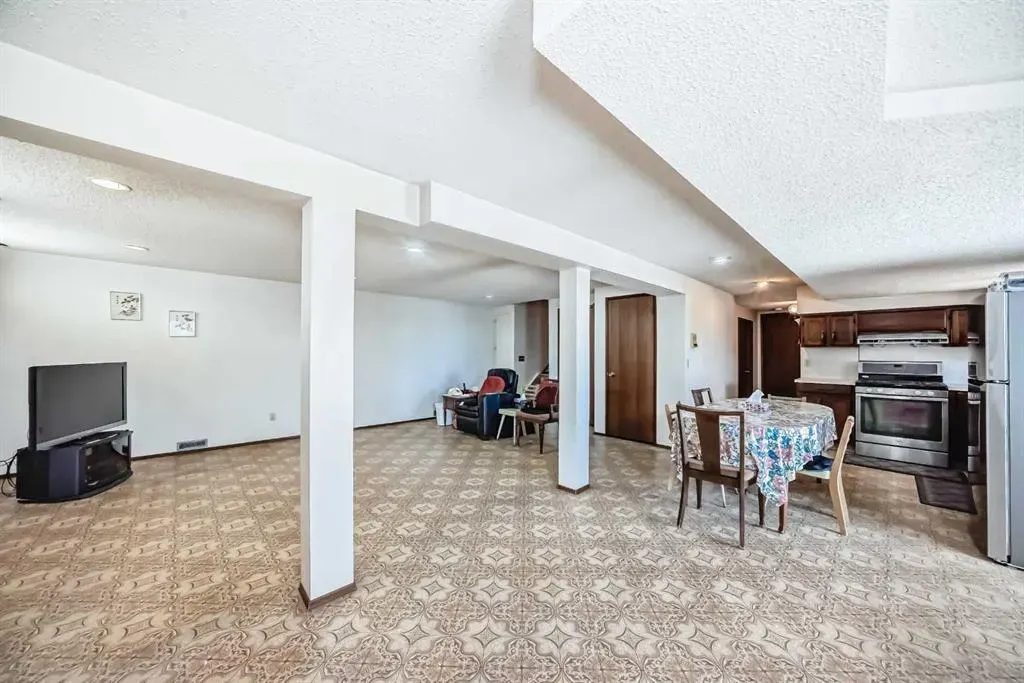 16 Edgeland Bay NW
