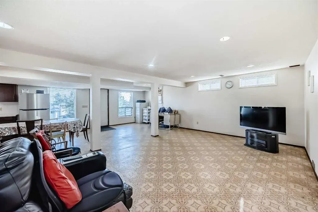 16 Edgeland Bay NW
