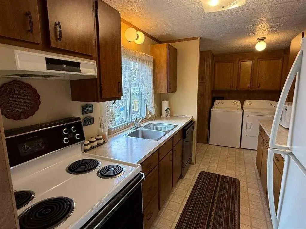 99 Arbour Lake Road Road NW