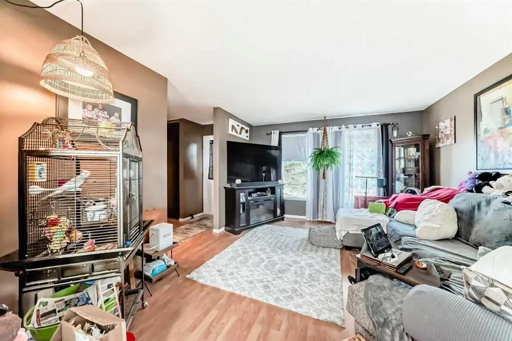 147 Castledale Way NE