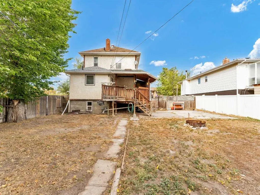 261 4 Street SW