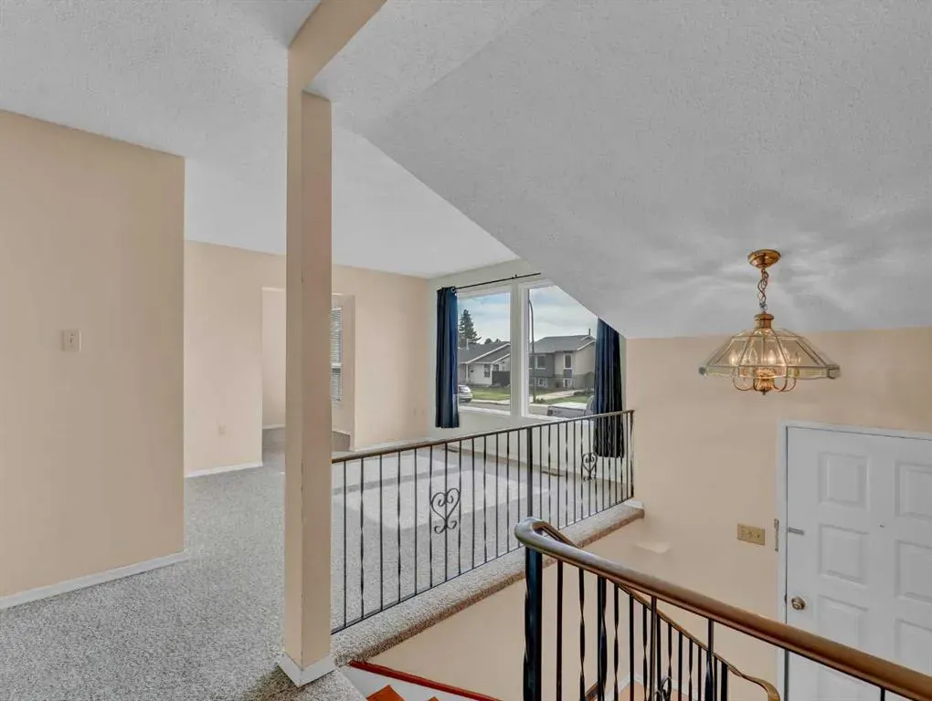 90 Simpson Crescent SE