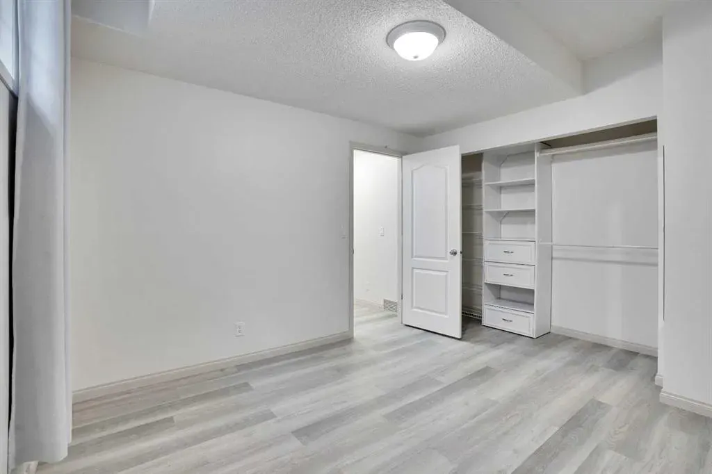 38 Strathridge Crescent SW
