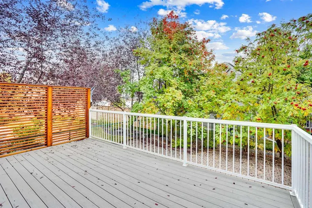38 Strathridge Crescent SW