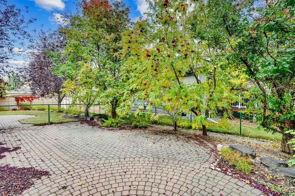38 Strathridge Crescent SW