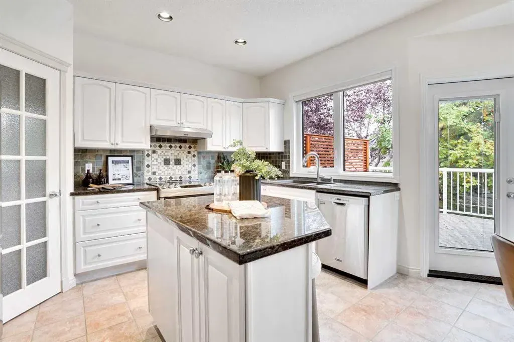 38 Strathridge Crescent SW