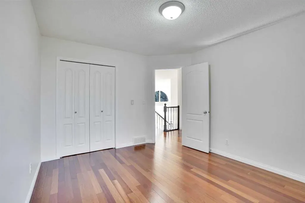 38 Strathridge Crescent SW