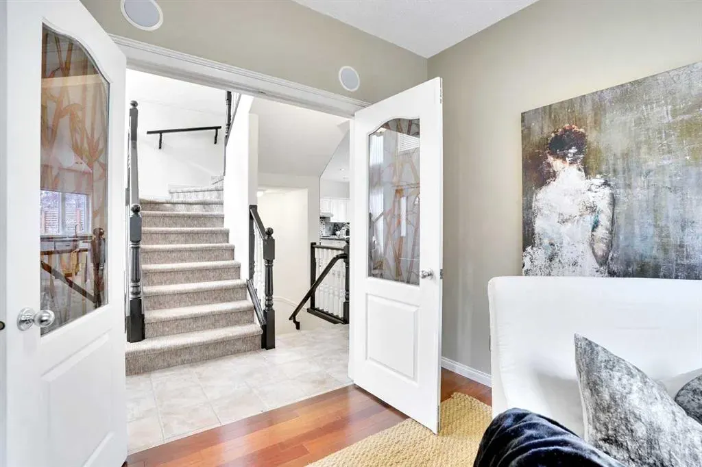 38 Strathridge Crescent SW