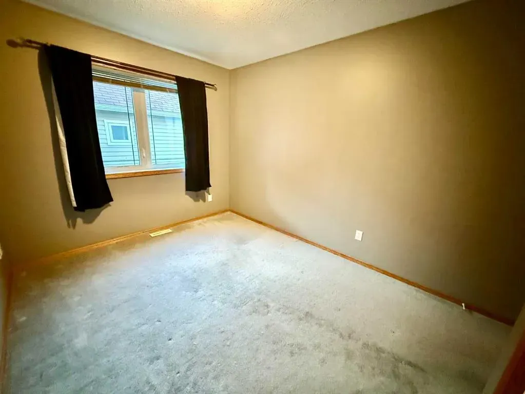 1121 18A Street Crescent