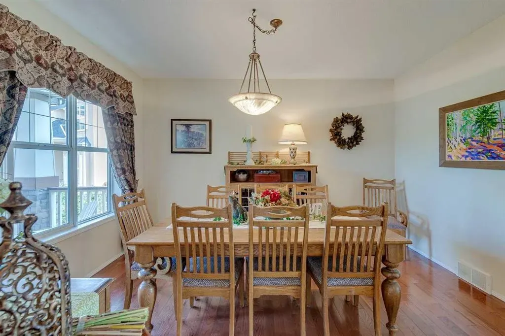 40 Springbank Bay SW