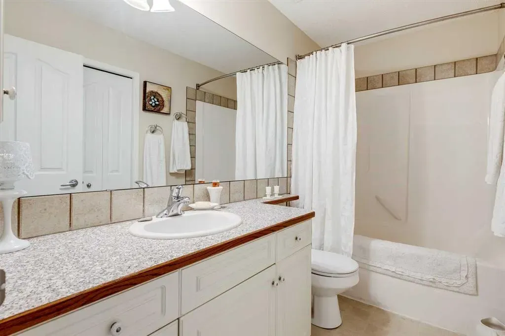 40 Springbank Bay SW