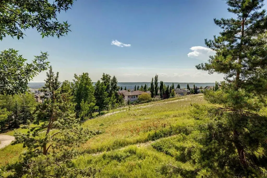 40 Springbank Bay SW