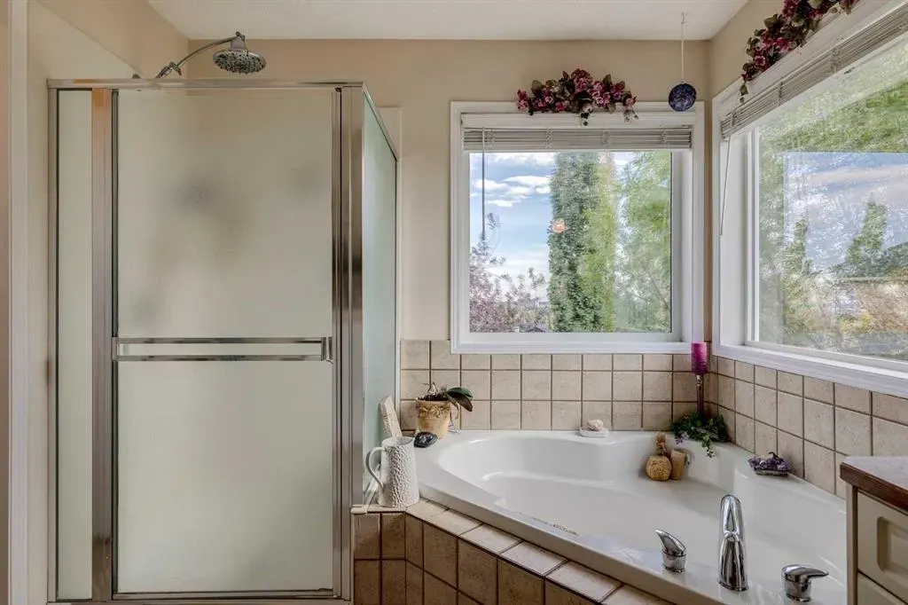 40 Springbank Bay SW