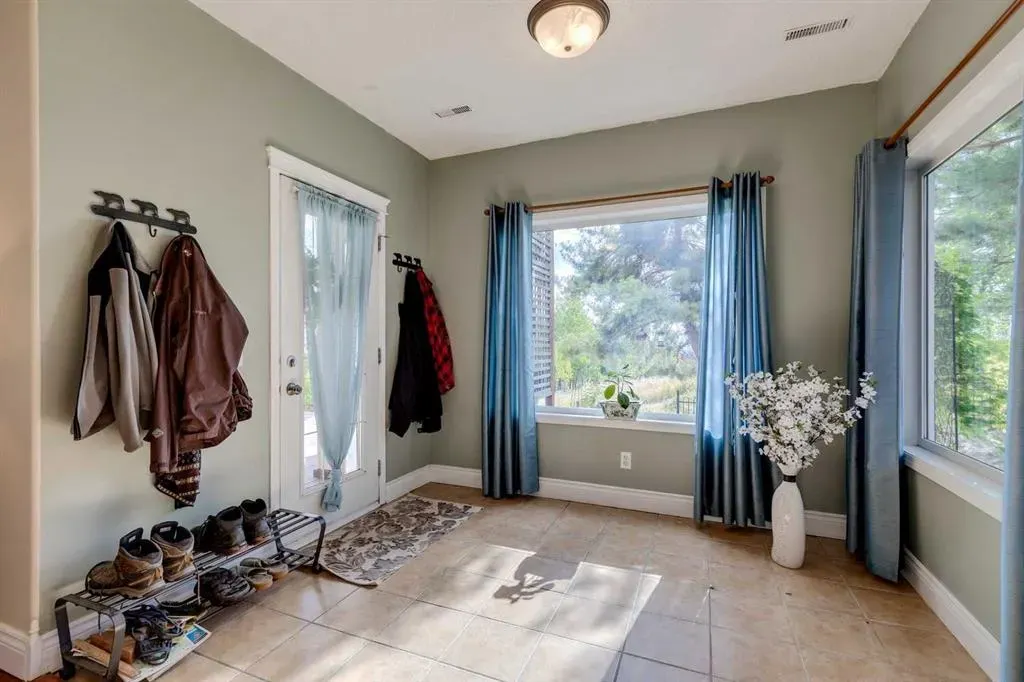 40 Springbank Bay SW
