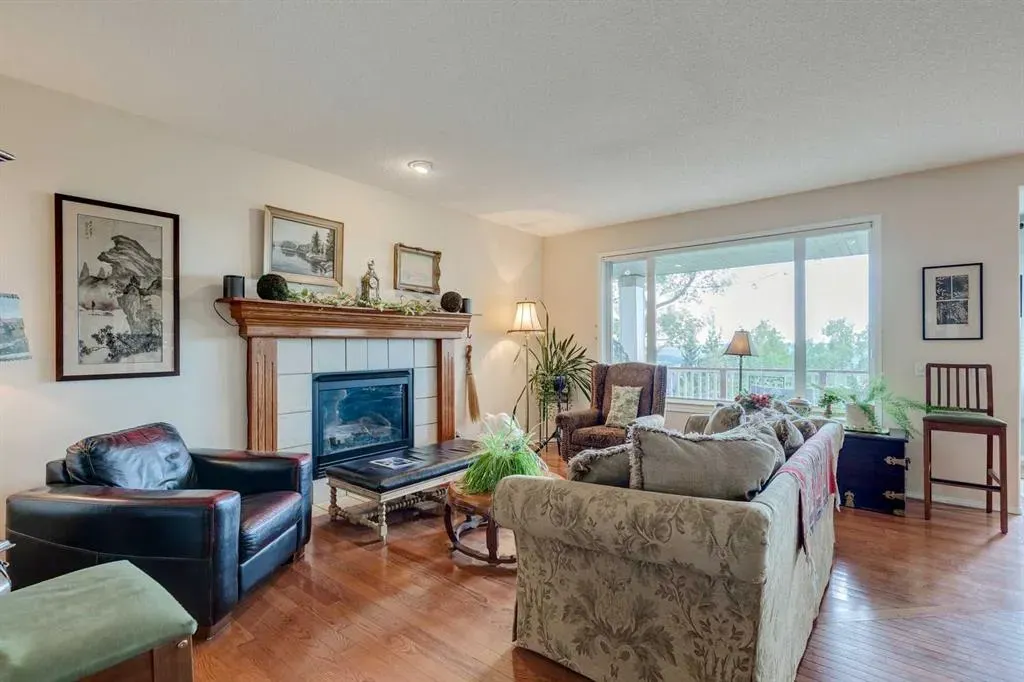 40 Springbank Bay SW