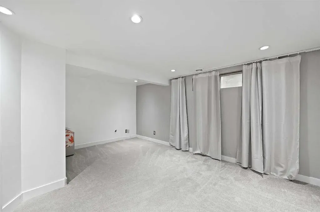 24 Laguna Close NE