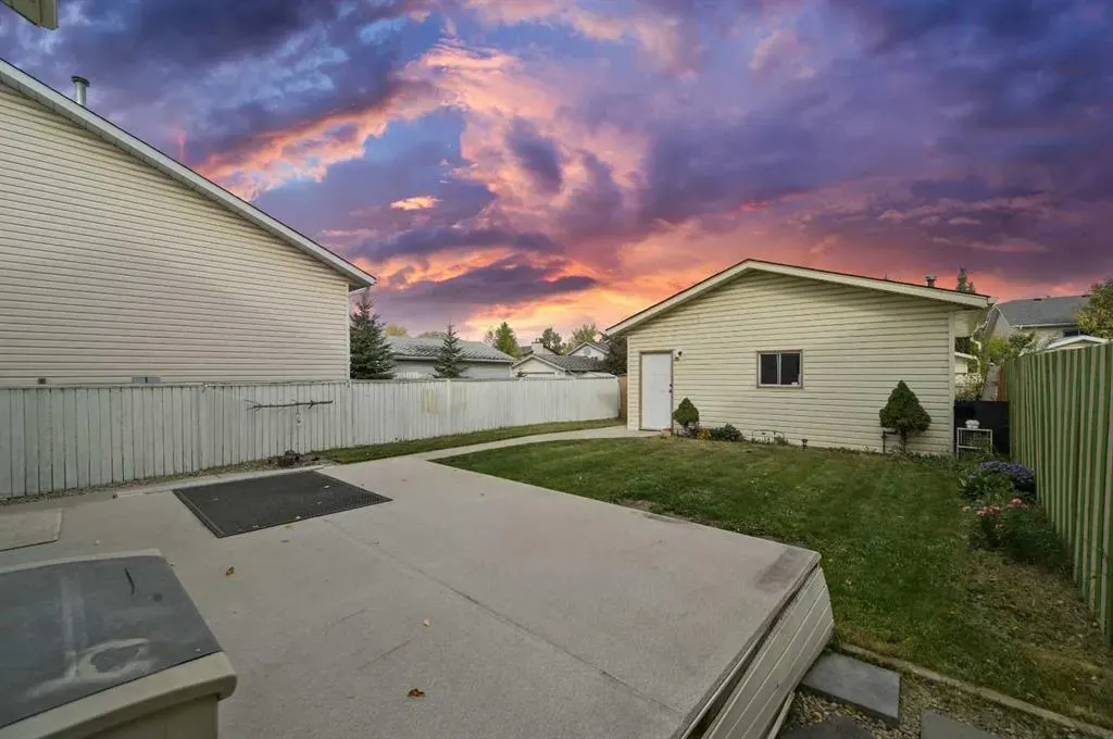 24 Laguna Close NE