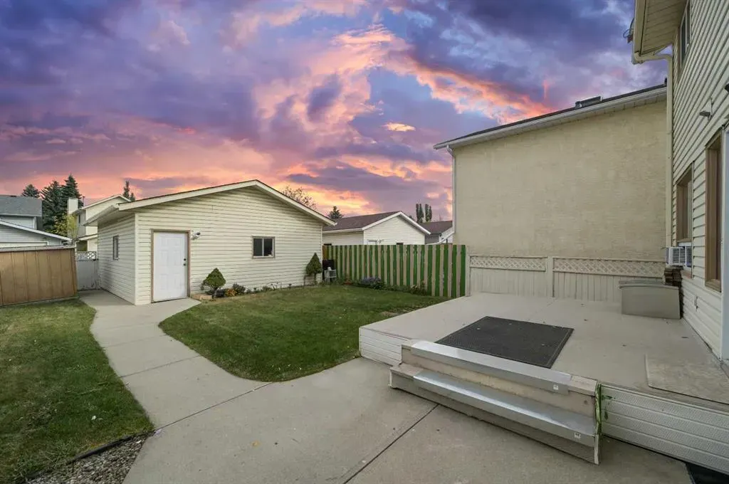 24 Laguna Close NE