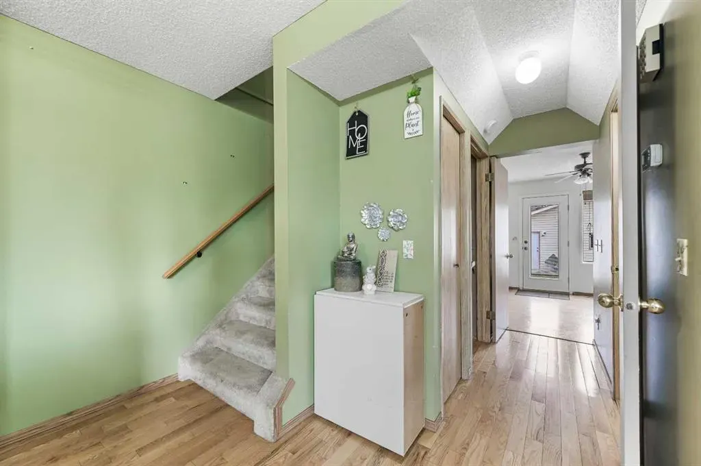 24 Laguna Close NE
