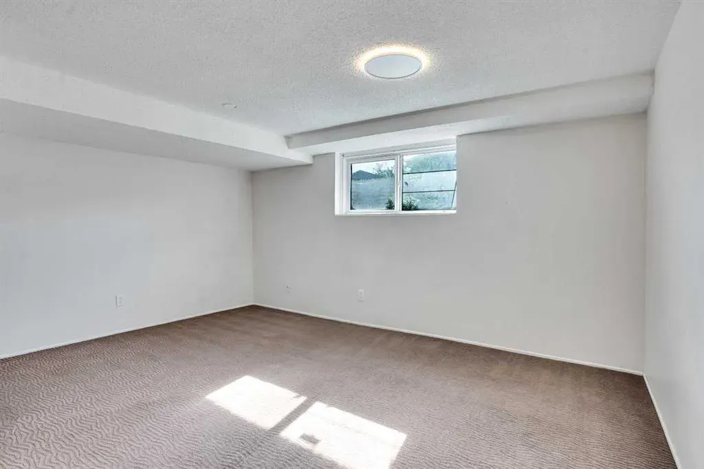 48 WHITWORTH Way NE