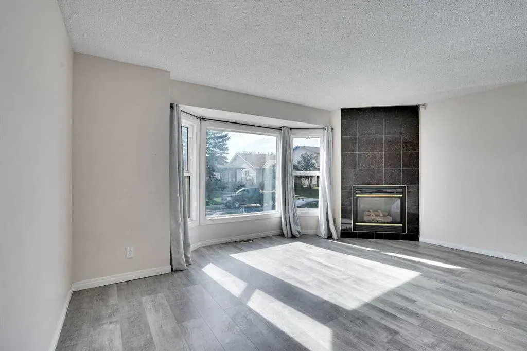 48 WHITWORTH Way NE