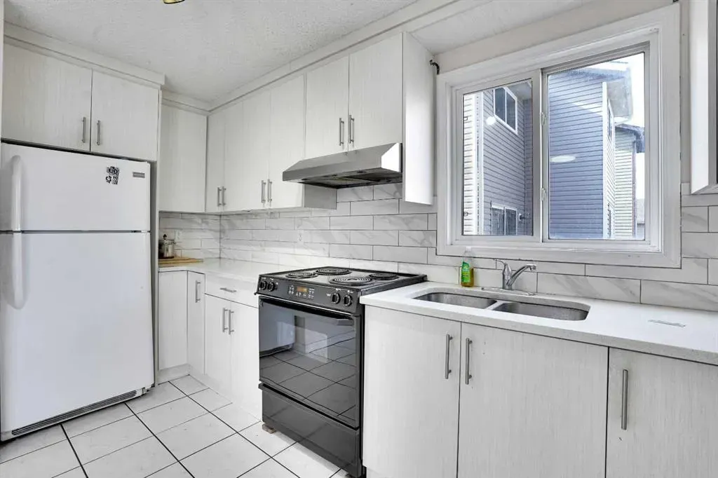 48 WHITWORTH Way NE