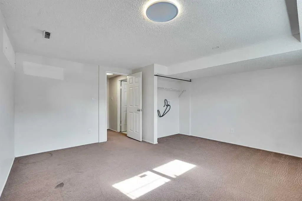 48 WHITWORTH Way NE