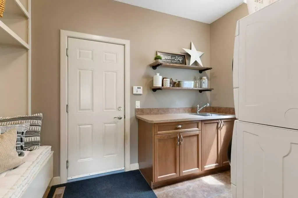 84 Panatella Manor NW