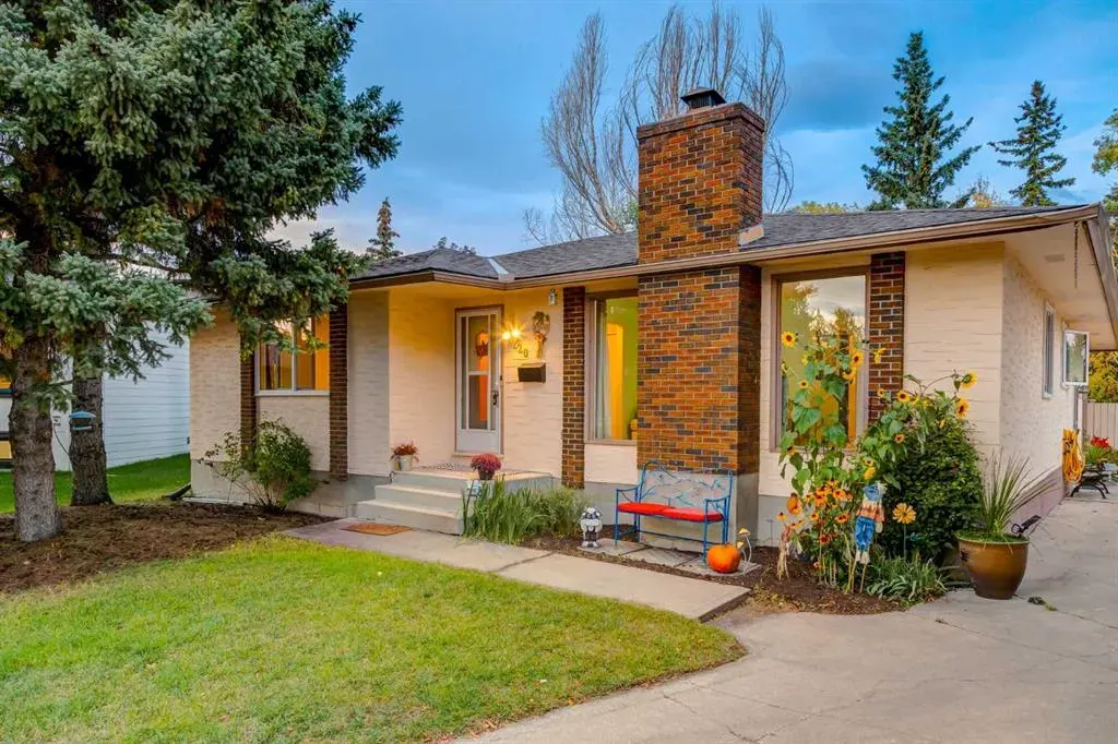 220 Oakridge Place SW