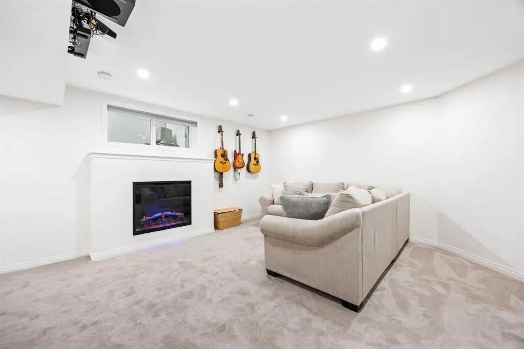 16 Tuscany Ravine Court NW