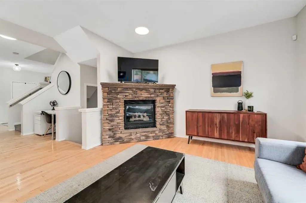 1 Cougarstone Villas SW