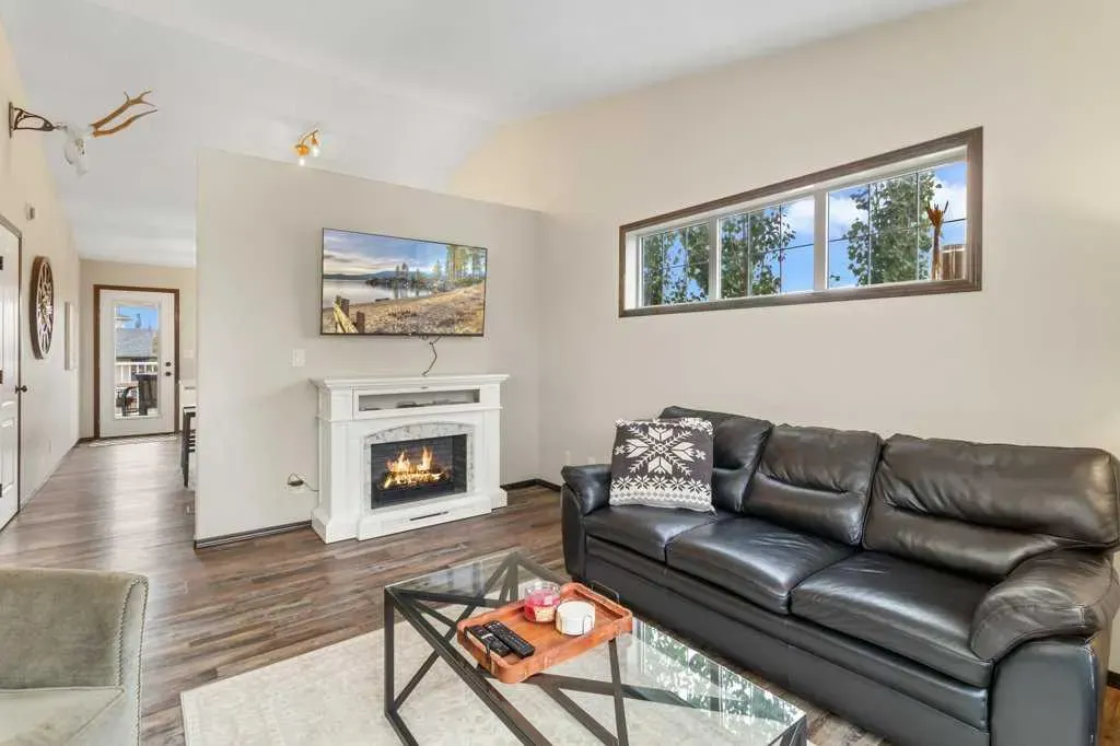 90 Larsen Crescent