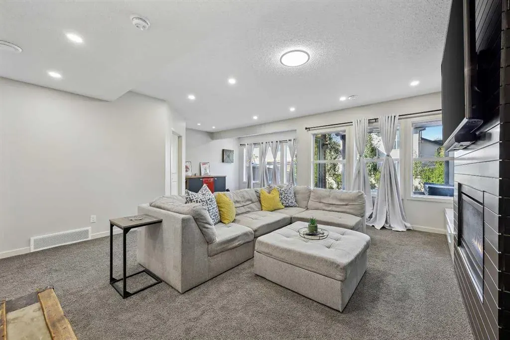 272 Kingsmere Cove SE