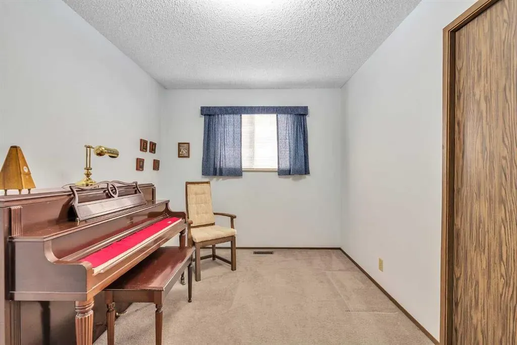 183 Cedardale Place SW