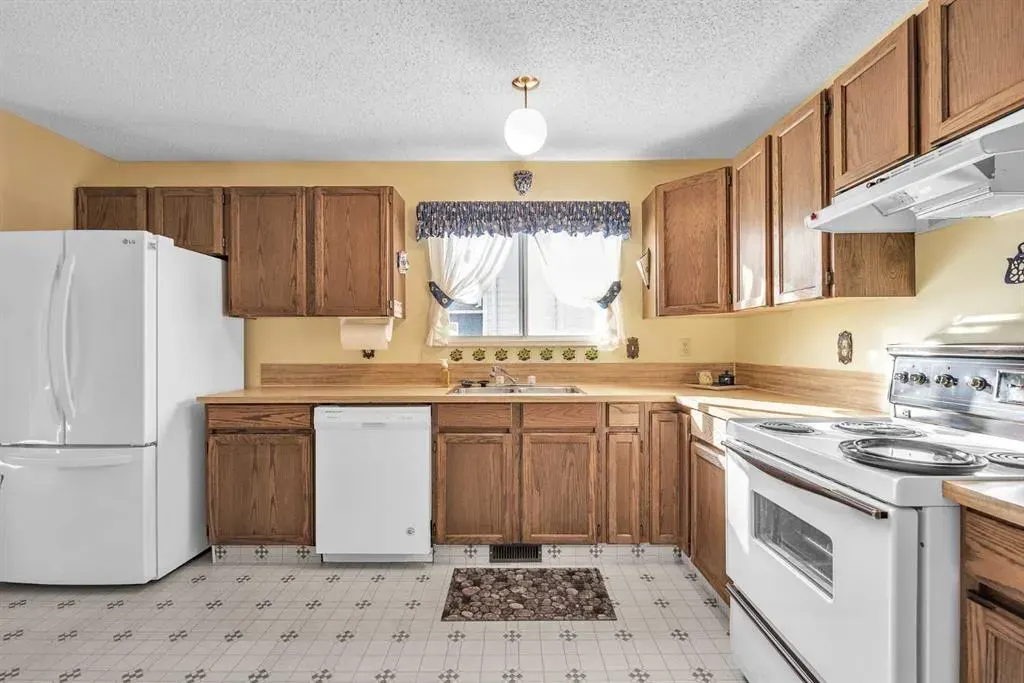 183 Cedardale Place SW