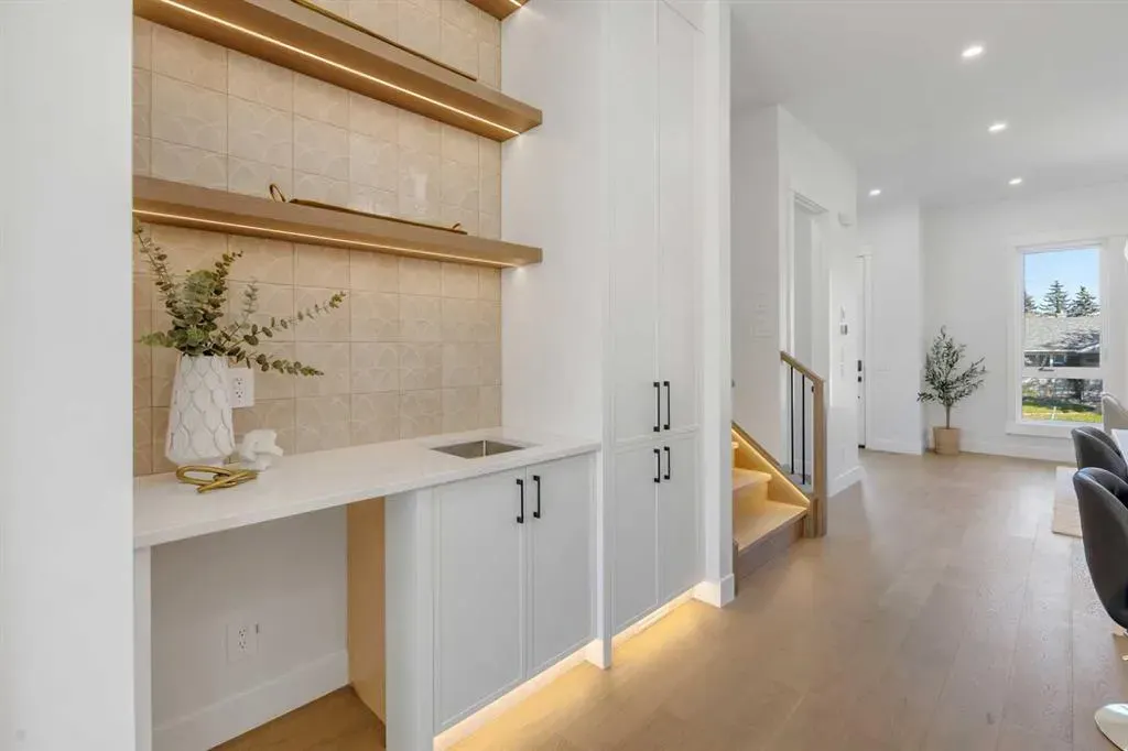 2715 Cochrane Road NW