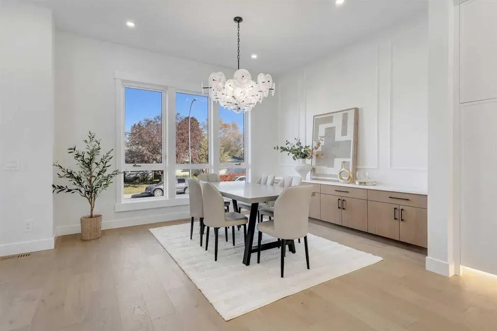 2715 Cochrane Road NW